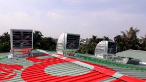 Lap Dat He Thong Quat Thong Gio Tren Mai Nha Xuong