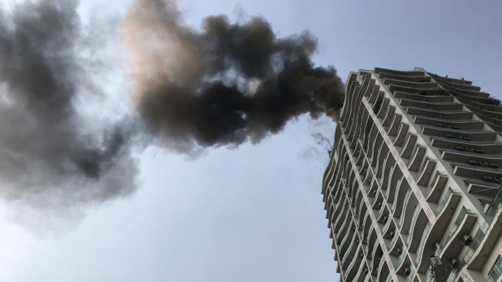 Khói độc từ tòa nhà đang cháy